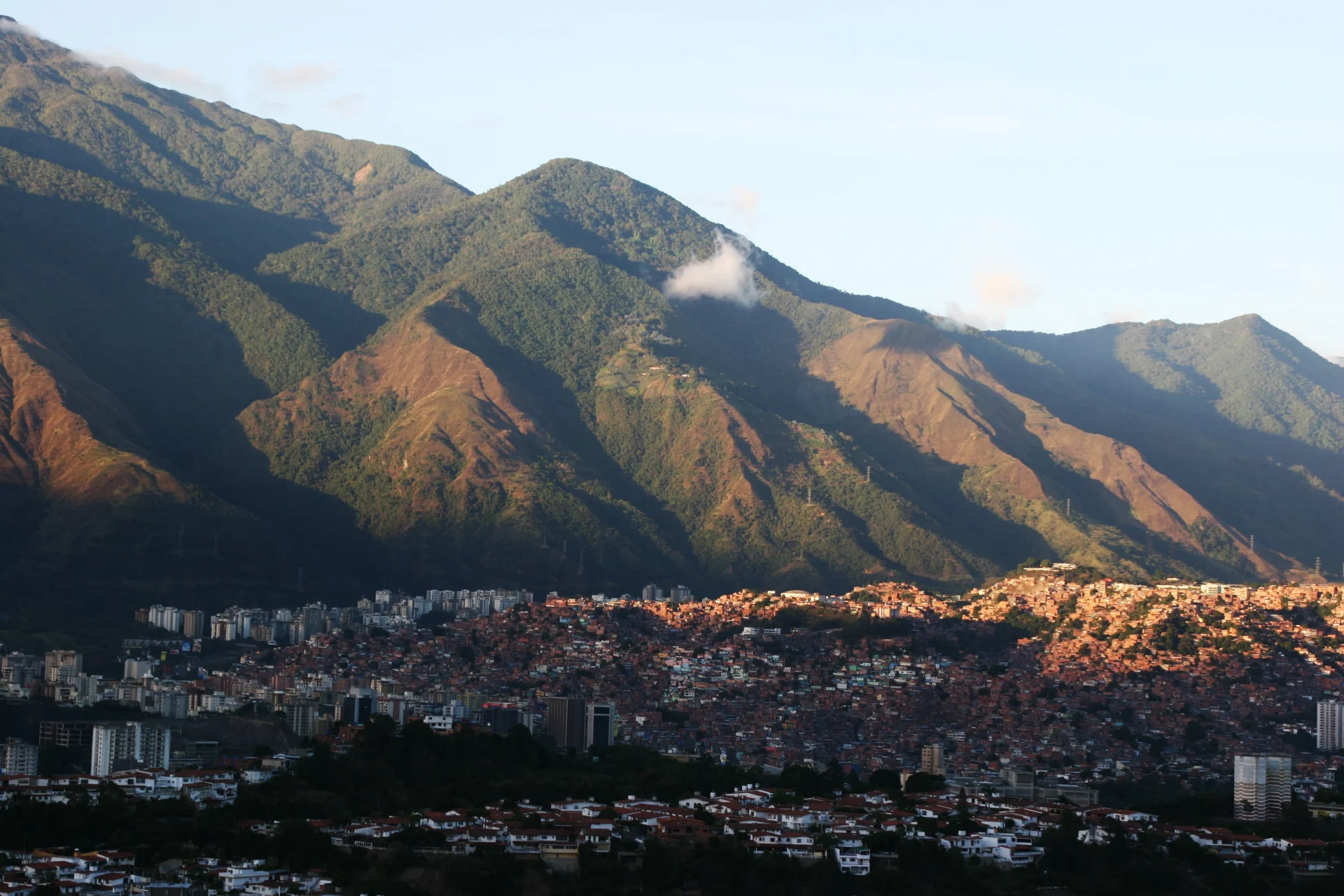 Vista aérea de Caracas y el cerro El Ávila al atardecer